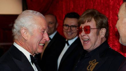 König Charles III. und Elton John hatten offenbar Spaß. (mia/spot)