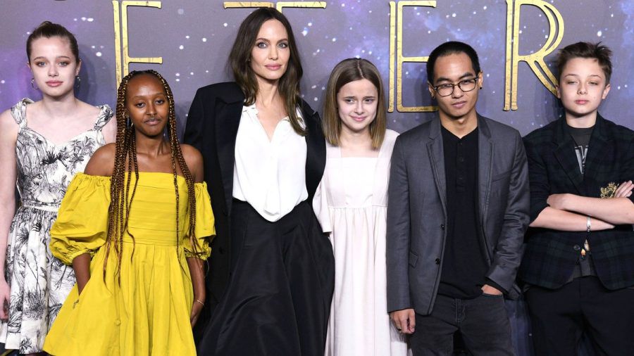 Angelina Jolie zeigte sich zuletzt 2021 mit fünf ihrer sechs Kinder auf dem roten Teppich. Von links nach rechts: Shiloh, Zahara, Vivienne, Maddox und Knox. (eyn/spot)