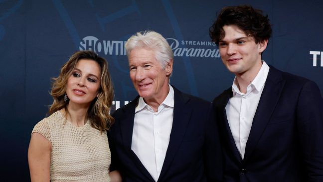 Richard Gere feierte mit seiner Frau Alejandra und seinem Sohn Homer die Premiere von "The Agency". (eyn/spot)