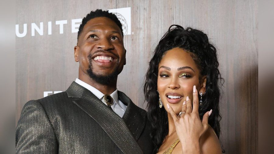 Das Beweisfoto: Jonathan Majors, Meagan Good und ein imposanter Verlobungsring. (stk/spot)