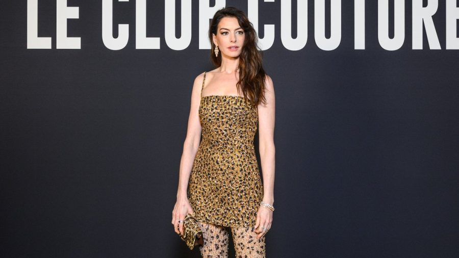 Anne Hathaway bei der Fashion Show von Valentino im mutigen Leo-Luxus-Look. (the/spot)