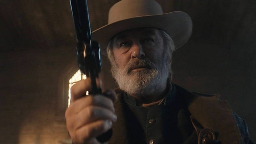 Schauspieler und Produzent Alec Baldwin mit Revolver am Filmset des Westerns "Rust". (tj/spot)