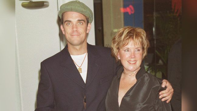 Robbie Williams neben seiner Mutter Janet im Jahr 2001. (lau/spot)