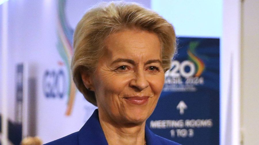 Ursula von der Leyen befand sich auf dem Weg nach Brüssel, als es im Flugzeug zu einem medizinischen Notfall kam. (dr/spot)