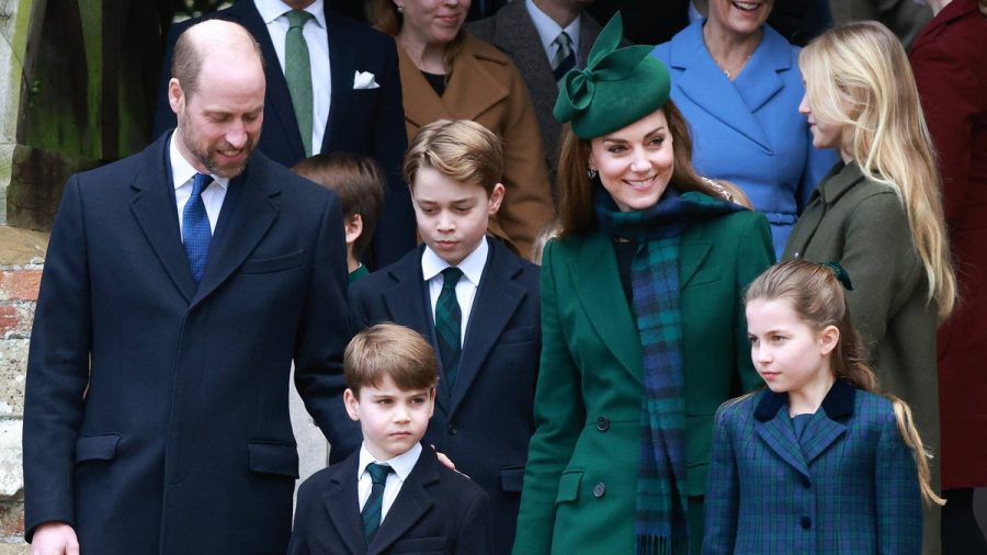 Beim traditionellen Weihnachtsgottesdienst waren Prinz William und Prinzessin Kate mit allen drei Kindern dabei. (ae/spot)