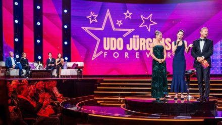 Michelle Hunziker, ihre Tochter Aurora Ramazzotti (r.) und Sänger Sasha in der TV-Show "Udo Jürgens Forever". (ili/spot)