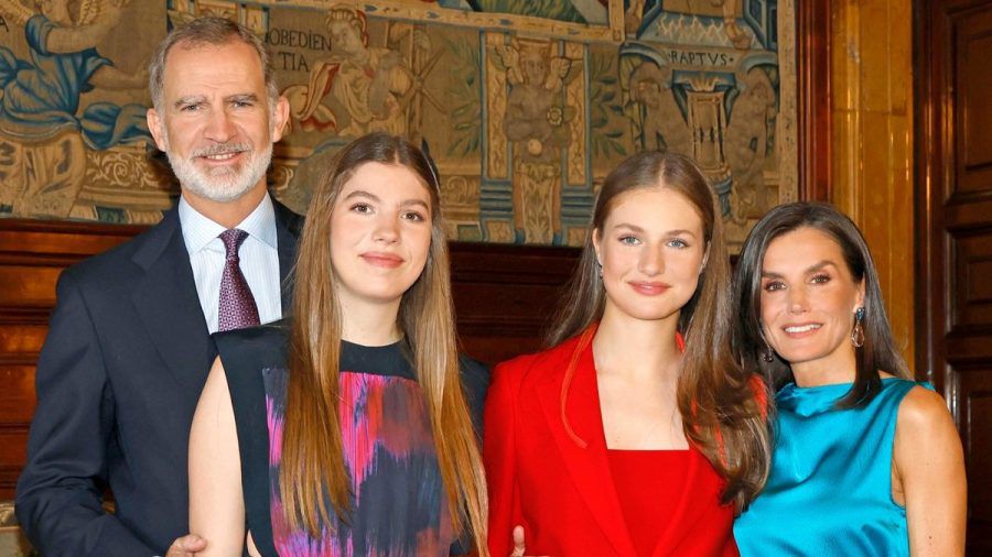 König Felipe, Infantin Sofía, Thronfolgerin Leonor und Königin Letizia strahlen auf dem Bild der Weihnachtskarte. Es wurde zum zehnten Jubiläum der Proklamation aufgenommen. (ae/spot)