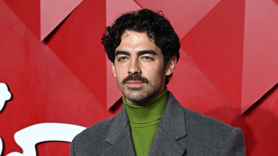 Joe Jonas hat seinem Dreitagebart jetzt ein Update verpasst. (ae/spot)