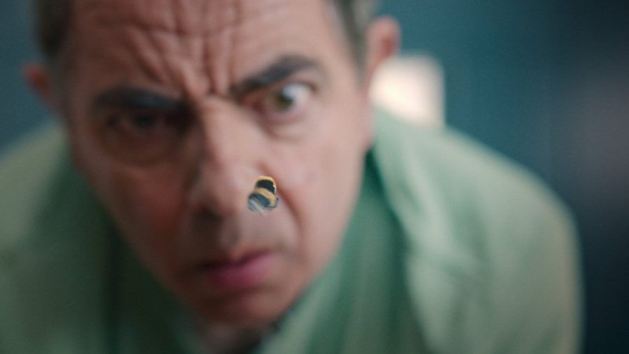 In "Man vs. Bee" tanzte Rowan Atkinson eine Biene auf der Nase herum. (smi/spot)