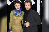 Die "Nosferatu"-Darsteller Emma Corrin und Aaron Taylor-Johnson auf dem roten Teppich vor dem Berliner Zoo-Palast. (lau/spot)