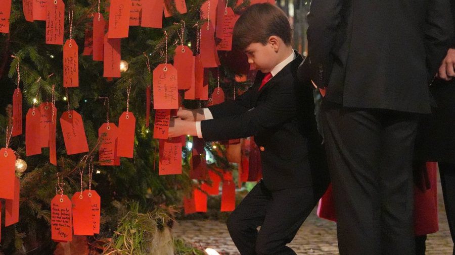 Prinz Louis hängte einen Zettel mit einer süßen Botschaft an den Baum vor der Westminster Abbey. (sv/spot)