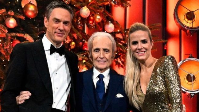 30. José Carreras Gala: Gastgeber José Carreras (Mitte) und seine Co-Moderatoren  Stephanie Müller-Spirra und Sven Lorig freuen sich über 3.549.283 Euro Spenden für den Kampf  gegen Leukämie und andere schwere Knochenmarks- und Bluterkrankungen. (ili/spot)