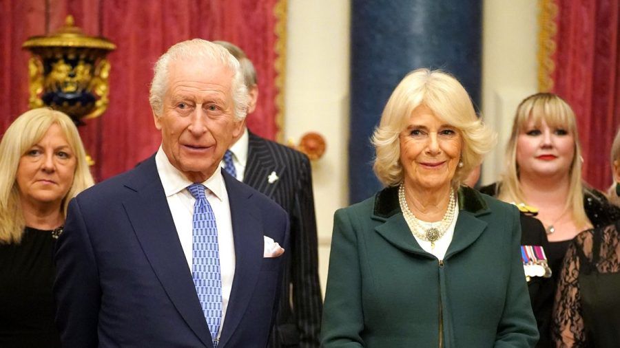 König Charles III. und Königin Camilla am Mittwochabend im Buckingham-Palast. (ncz/spot)