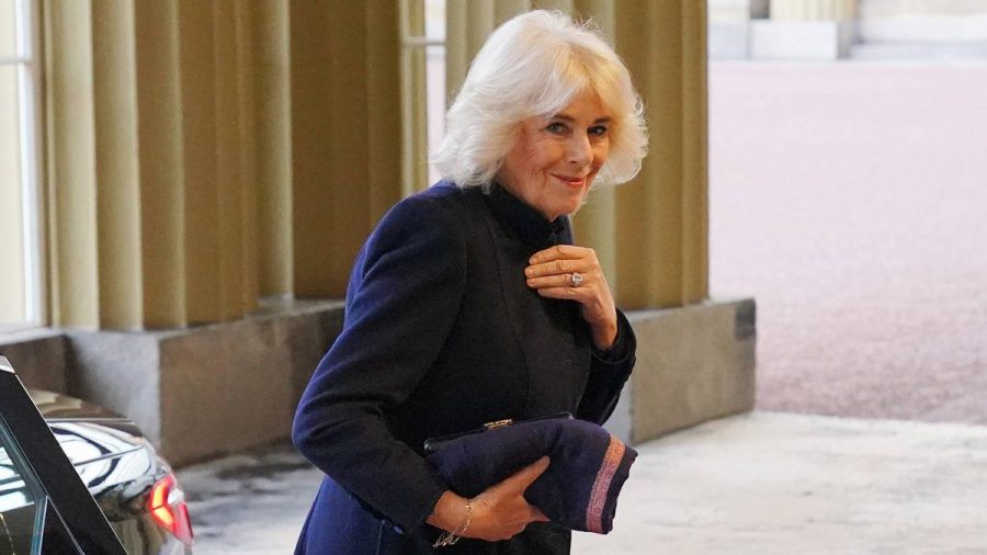 Königin Camilla am 3. Dezember auf dem Weg in den Buckingham-Palast. (eyn/spot)