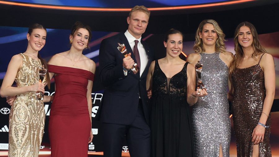 Gruppenbild mit Mann: Darja Varfolomeev, Svenja Brunckhorst, Elisa Mevius, Sonja Greinacher und Marie Reichert sowie Oliver Zeidler freuten sich am 15. Dezember über ihre Auszeichnungen zum "Sportler des Jahres". (ae/spot)