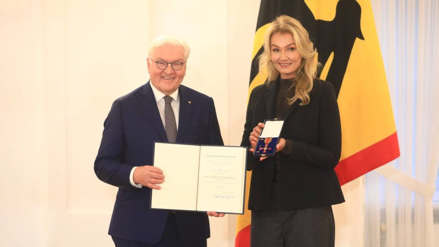 Franziska van Almsick erhielt von Bundespräsident Frank-Walter Steinmeier eine weitere Auszeichnung für ihren prall gefüllten Trophäenschrank. (stk/spot)