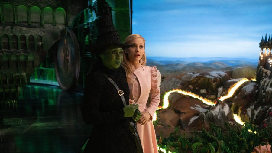 Cynthia Erivo (l.) und Ariana Grande verkörpern in "Wicked" die Hexen Elphaba und Glinda. (ncz/spot)