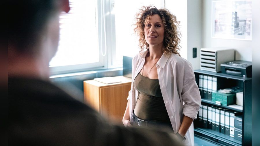 Alessija Lause spielt im Dortmunder "Tatort" die Chefin der Mordkommission, Iva Klasnić. (dr/spot)