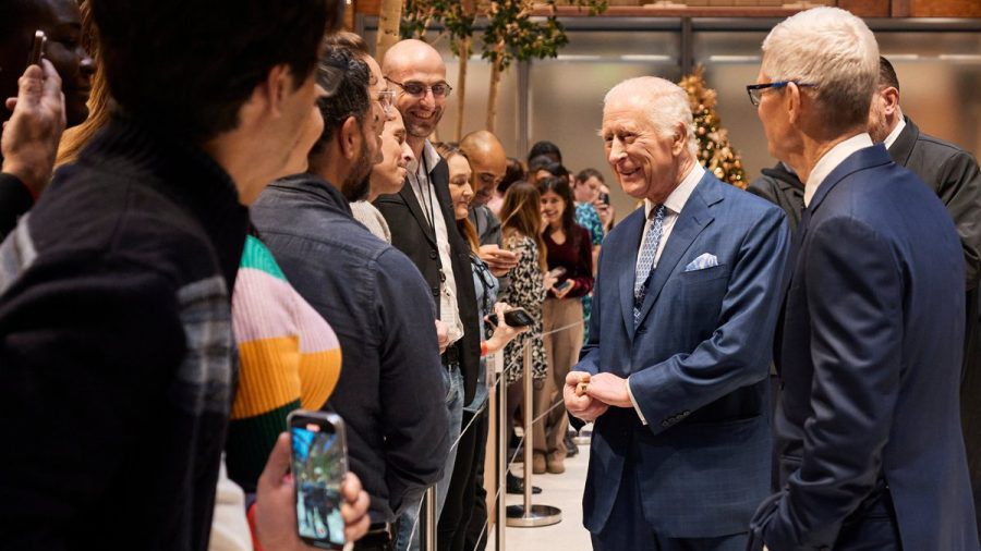 König Charles III. neben Apple-Boss Tim Cook (r.) im neuen Apple-Headquarter in London. (dr/spot)