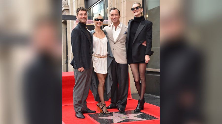 Schauspieler Jude Law wurde auf dem Hollywood "Walk of Fame" geehrt - mit dabei sein Sohn Rafferty (l.), Tochter Iris (l.) und Ehefrau Phillipa Coan. (ym/spot)