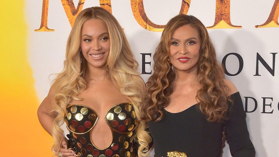 Tina Knowles (r.) unterstützt ihre Tochter Beyoncé (l.) öffentlich. (dam/spot)