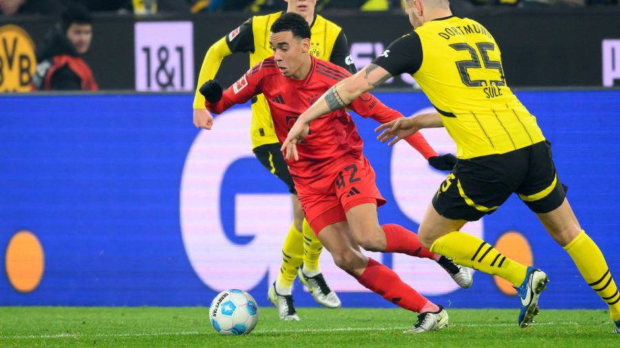 Maximilian Beier, Jamal Musiala und Niklas Süle (v.l.) in der Partie Borussia Dortmund gegen FC Bayern München. (lau/spot)