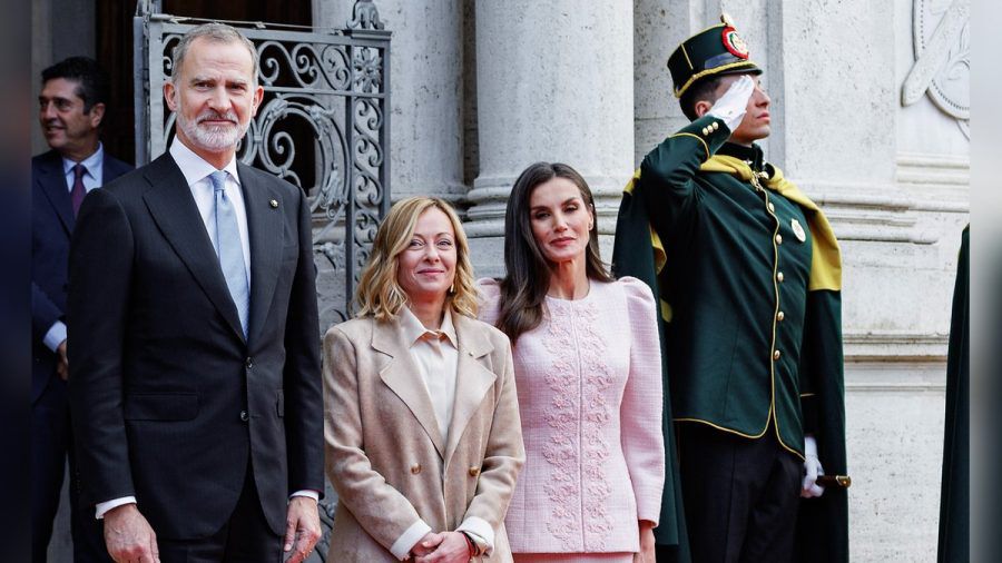 Königin Letizia (r.) mit Italiens Ministerpräsidentin Giorgia Meloni und Ehemann König Felipe VI. (ncz/spot)