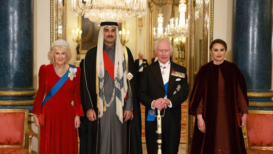 Königin Camilla und König Charles gemeinsam mit Emir Tamim bin Hamad Al Thanis und Ehefrau Sheika Jawaher. (stk/spot)