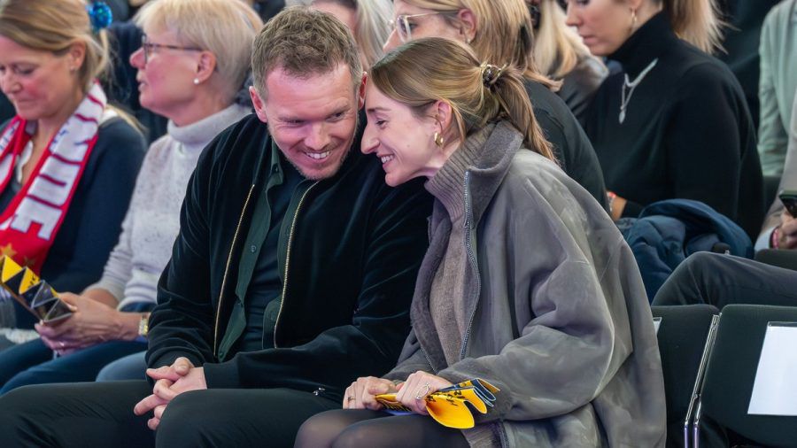 Fußball-Bundestrainer Julian Nagelsmann mit Freundin Lena Wurzenberger beim Basketballspiel FC Bayern gegen Baskonia Vitoria-Gasteiz. (hub/spot)