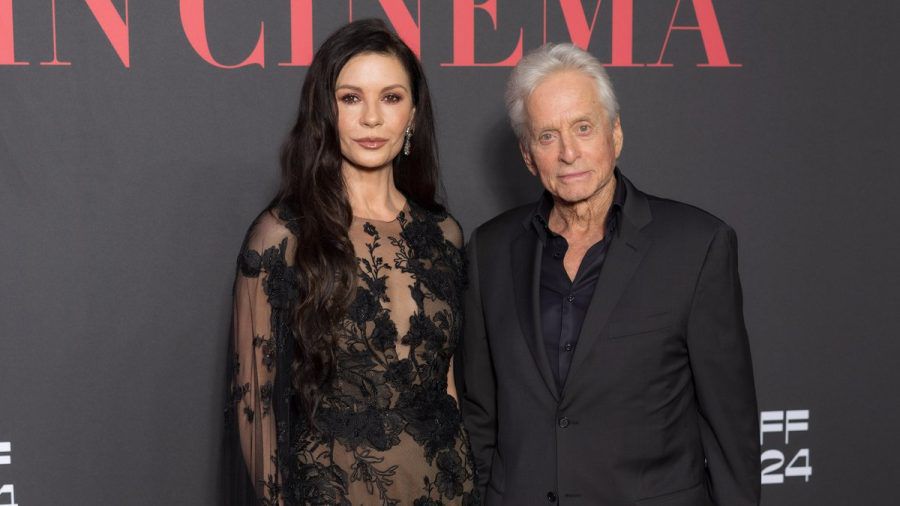 Catherine Zeta-Jones und Michael Douglas auf dem roten Teppich des The Red Sea International Film Festivals. (dam/spot)