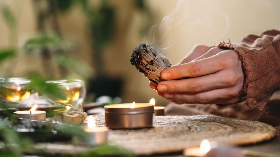 Das Räuchern ist ein uraltes Ritual, das Geister vertreiben und die Energie von Räumen reinigen soll. (ncz/spot)