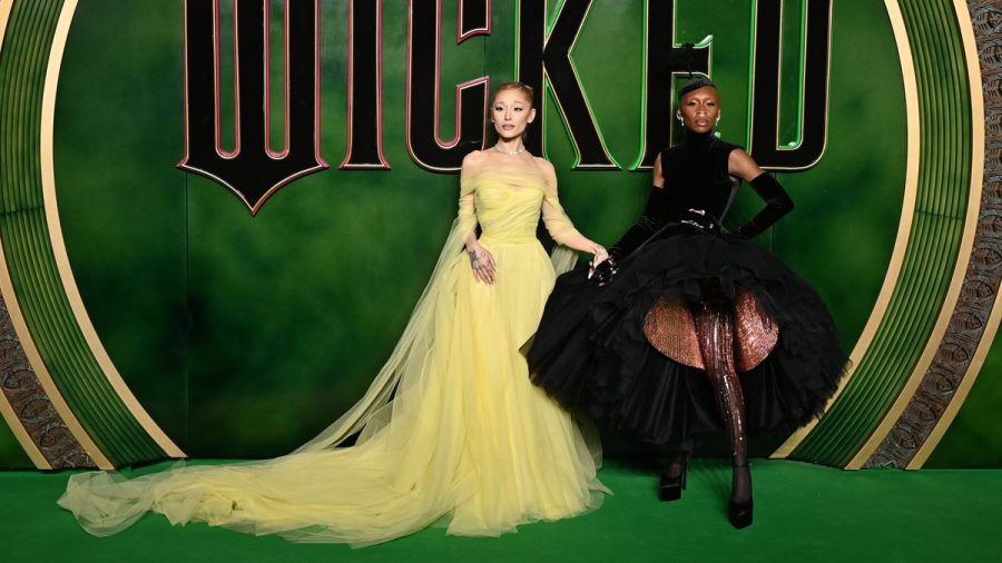 Ariana Grande und Cynthia Erivo auf der "Wicked"-Premiere in London. (wue/spot)