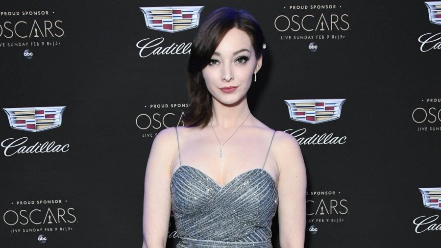 Emma Dumont trat bislang als Frau auf. (sv/spot)