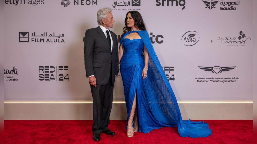 Michael Douglas und Catherine Zeta-Jones waren zwei der Stars auf dem roten Teppich des The Red Sea International Film Festival. (paf/spot)