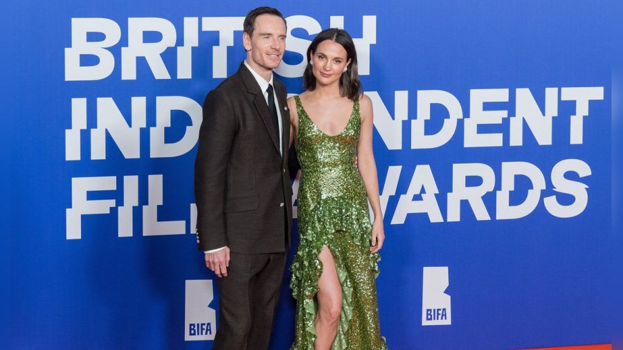 Michael Fassbender und Alicia Vikander Arm in Arm bei den British Independent Film Awards. (the/spot)