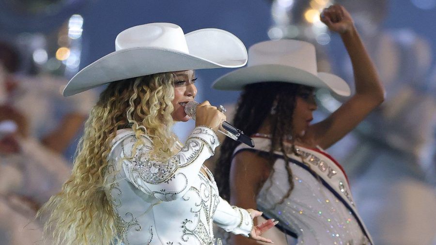 Beyoncé und Tochter Blue Ivy während ihres Auftritts am NFL Christmas Gameday. (paf/spot)