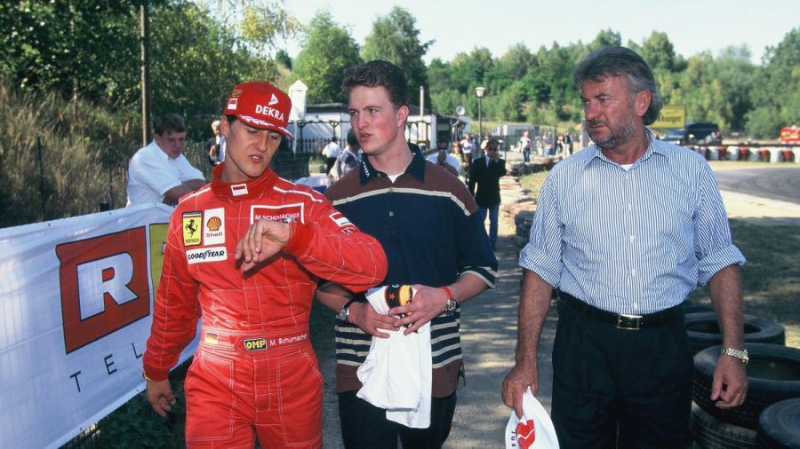 Formel-1-Star Michael Schumacher, sein Bruder Ralf Schumacher und der damalige Manager Willi Weber (v.l.) bei einem Pressetermin 1996 im heimatlichen Kerpen. (ili/spot)