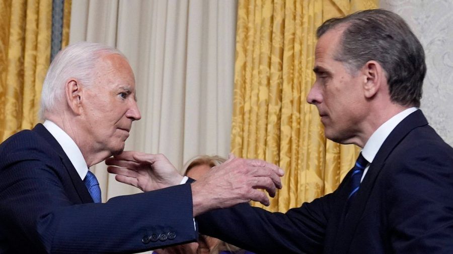 Joe Biden (l.) begnadigt seinen Sohn Hunter. (ili/spot)