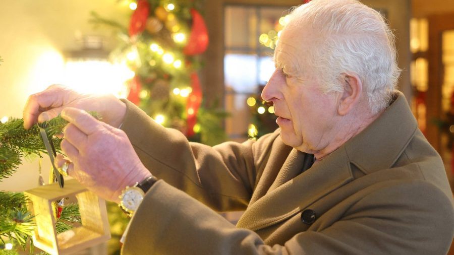 König Charles III. beim Dekorieren eines Weihnachtsbaums. (lau/spot)