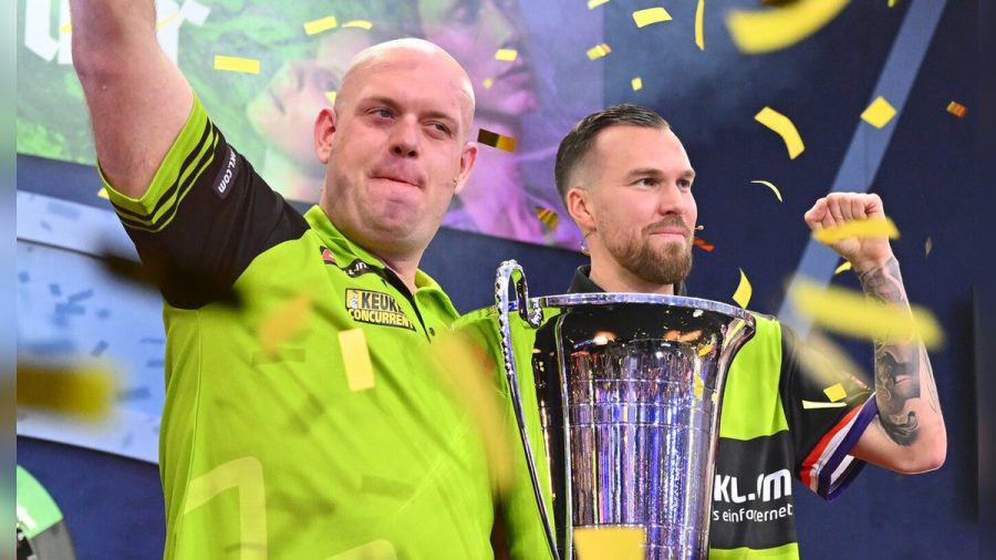 Michael "Mighty Mike" van Gerwen (l.) und Kevin Großkreutz schnappten sich vor zwei Jahren den Sieg. Dabei sahen am 7. Januar 2023 rund 5,75 Millionen Zuschauerinnen und Zuschauer zu. (ae/spot)