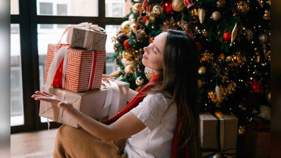 Über diese Last-Minute-Weihnachtsgeschenke freuen sich Mode-Fans unterm Baum. (the/spot)