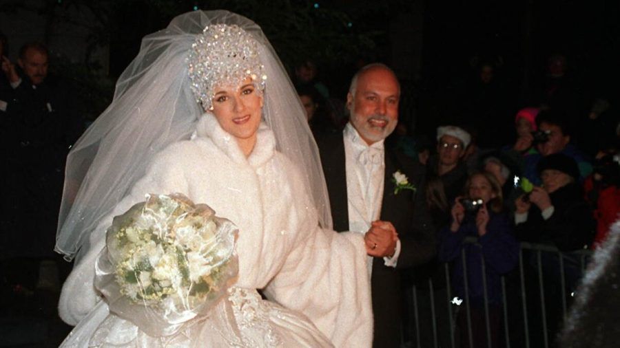 Zur Hochzeit am 17. Dezember 1994 erschien Céline Dion in üppiger Robe - ein schweres, mit 2.000 Swarovski Kristallen besticktes Diadem inklusive. (ae/spot)