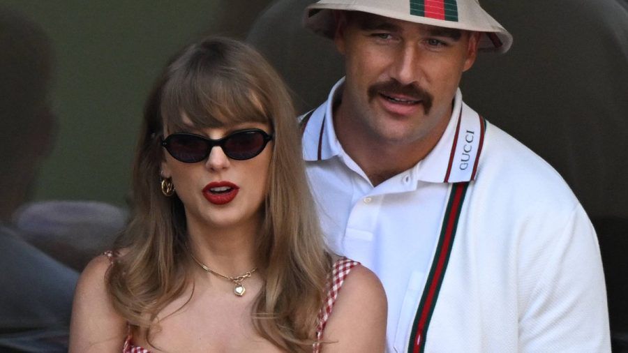 Hut, Sonnenbrille und privates Glück: Taylor Swift und Travis Kelce bei den diesjährigen US Open. (lau/spot)