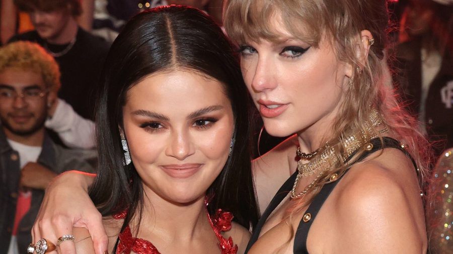 Selena Gomez (l.) und Taylor Swift bei den 2023 MTV Video Music Awards in Newark. (ili/spot)