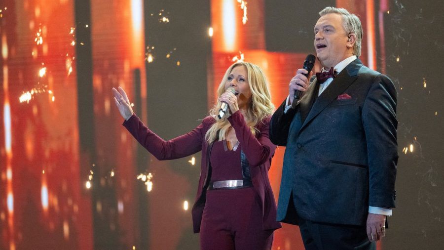 "Die Helene Fischer Show": Die Gastgeberin performt mit Entertainer Hape Kerkeling. (ili/spot)