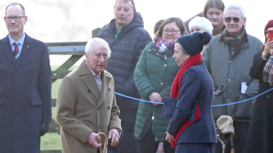 König Charles III. und Prinzessin Anne vor Schaulustigen auf dem Weg zum Sonntagsgottesdienst in Sandringham. (wue/spot)