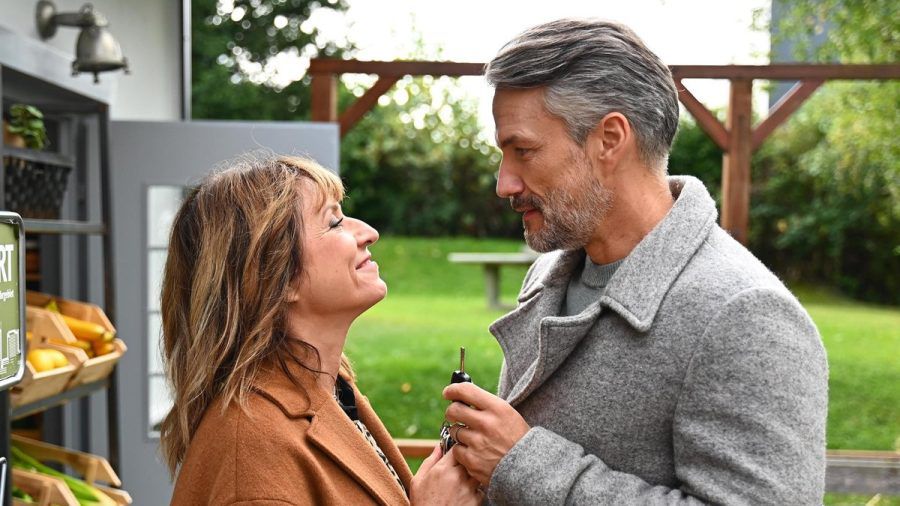 "Alles was zählt": Daniela (Berrit Arnold) und Henning (Stefan Bockelmann) kündigen sich gegenseitig vorfreudig Überraschungen an. (cg/spot)