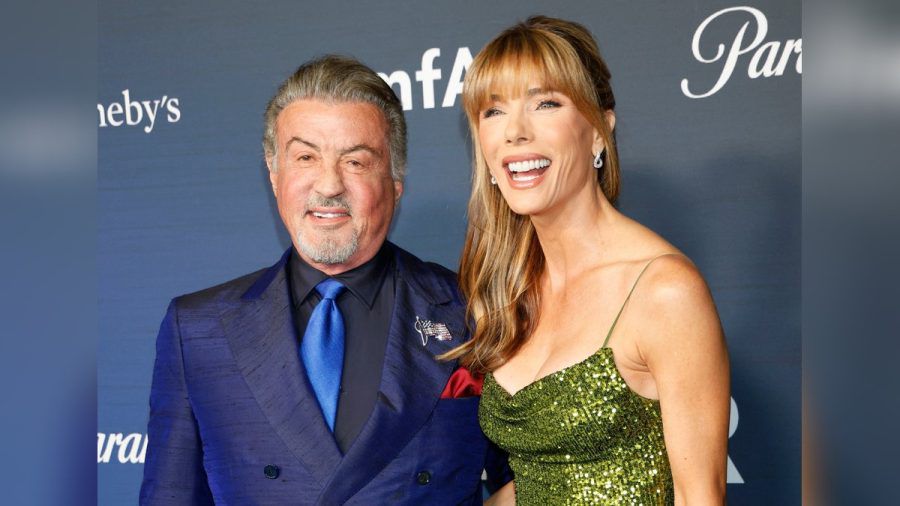 Sylvester Stallone mit seiner Ehefrau Jennifer Flavin bei der amfAR Gala im November 2024. (the/spot)