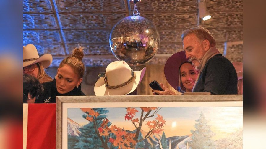 Jennifer Lopez und Kevin Costner am 27. Dezember 2024 in Aspen. (dam/spot)