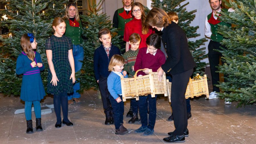 Königin Silvia schmückt mit ihren acht Enkelkindern Weihnachtsbäume im Palast. (ili/spot)